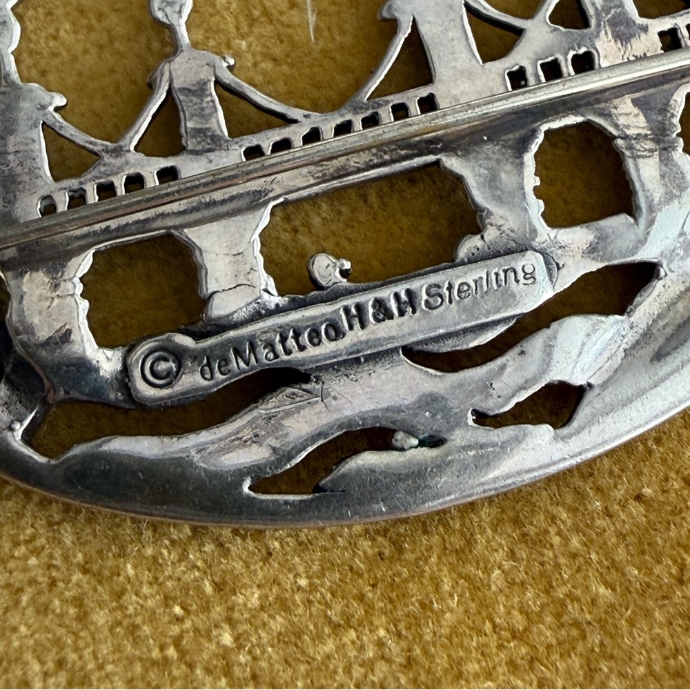 DIMATTEO Hand & Hammer H&H Sterling Bridge Scene Brooch - Picture 3 of 3